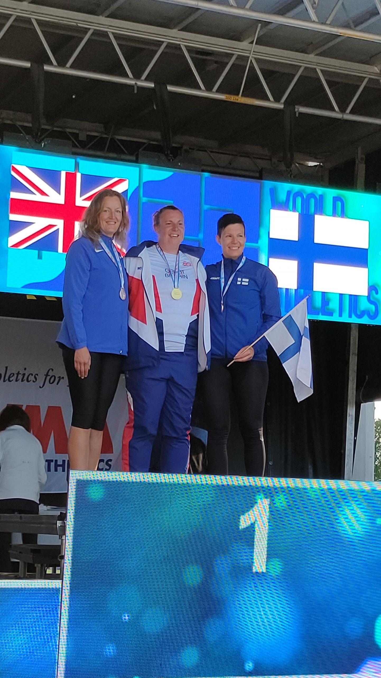 Pärnakas Janne Ojala (vasakul) võitis veteranide MMil heidete mitmevõistluses teise koha.