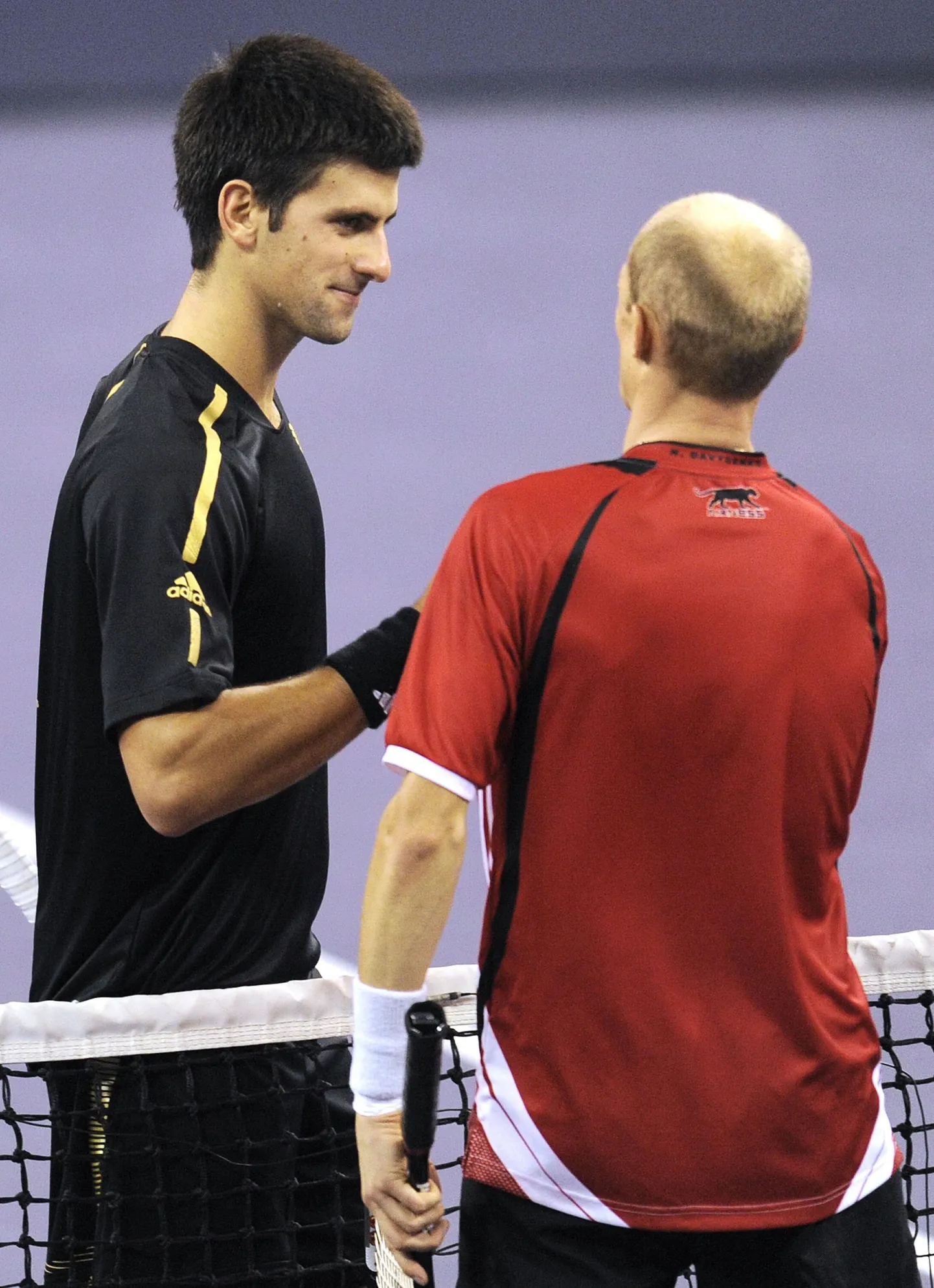 Novak Djokovic surub Nikolai Davõdenko kätt.