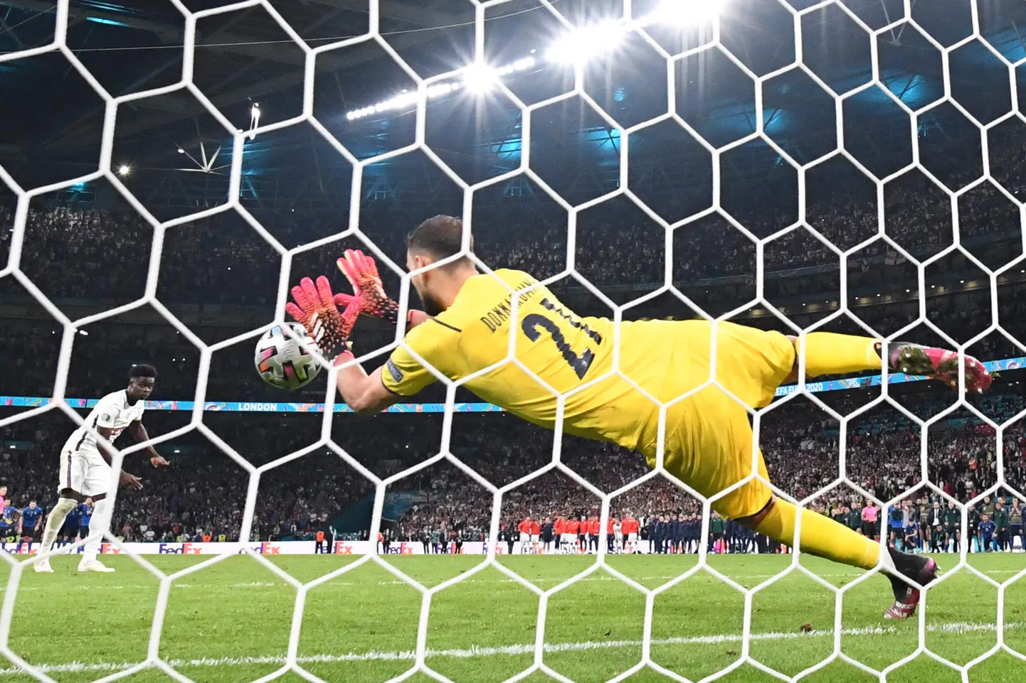 Itaalia väravavaht Gianluigi Donnarumma tõrjumas Inglise meeskonna poolkaitsja Bukayo Saka penaltit