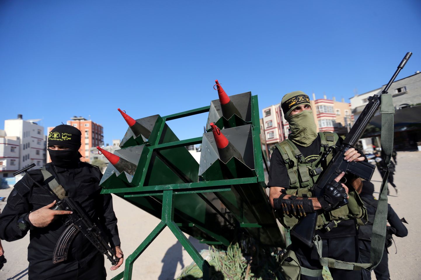Palestiinlaste äärmusrühmituse Islamidžihaadi võitlejad rakettidega poseerimas.