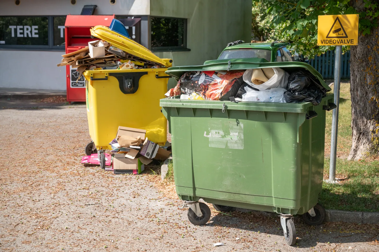KURESSAARE  KITZBERGI TÄNAVA PARKLAS olid jäätmekonteinerid neljapäeval täis. Nii on see väga tihti ja uued jäätmekotid pannakse konteinerite kõrvale.