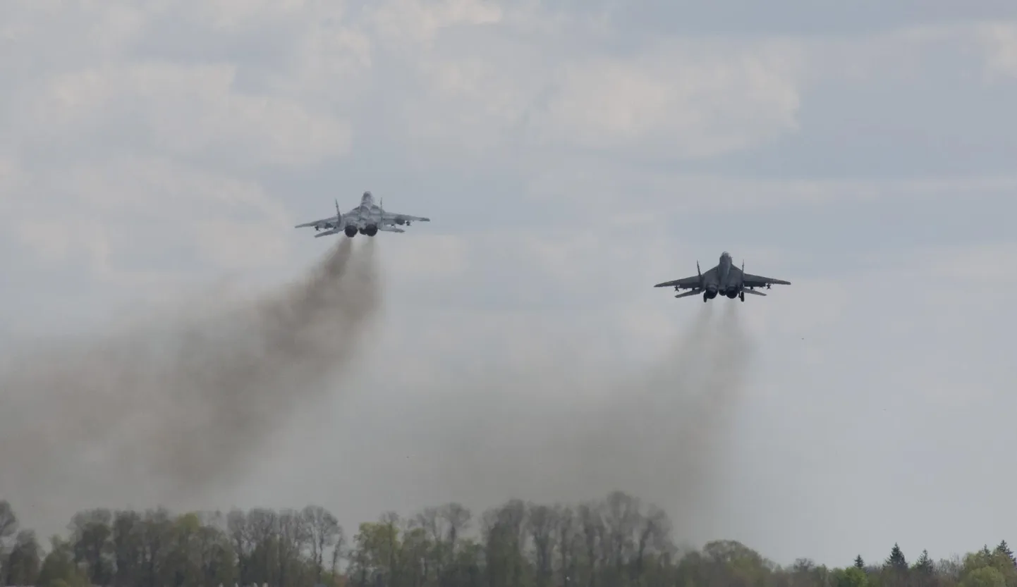 Ukraina hävitajad Mig-29 tõusevad õhku Kiievi lähedaselt lennuväljalt. Piloodid täidavad lahinguülesandeid alati kahekesi, et saaksid üksteist vajadusel julgestada ja aidata.