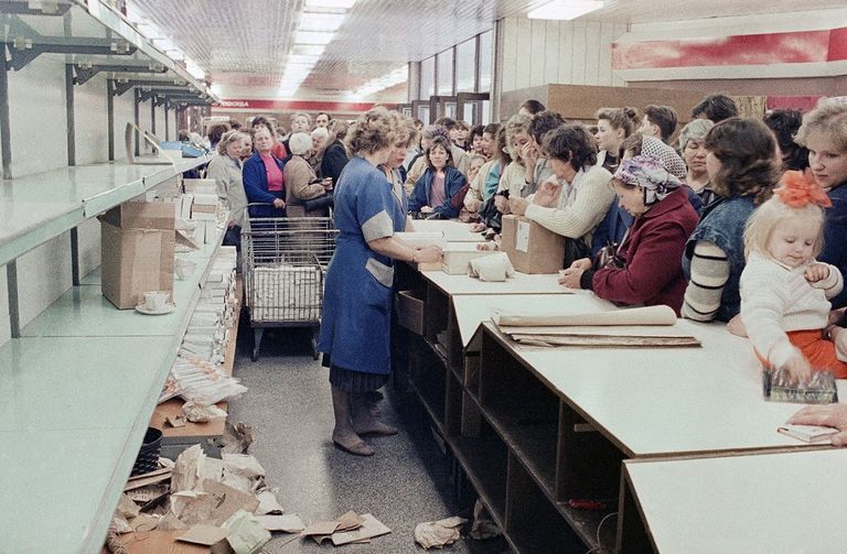 Tarbekaupade puudusest tingitud järjekord Vilniuse toidupoes, 1990.
