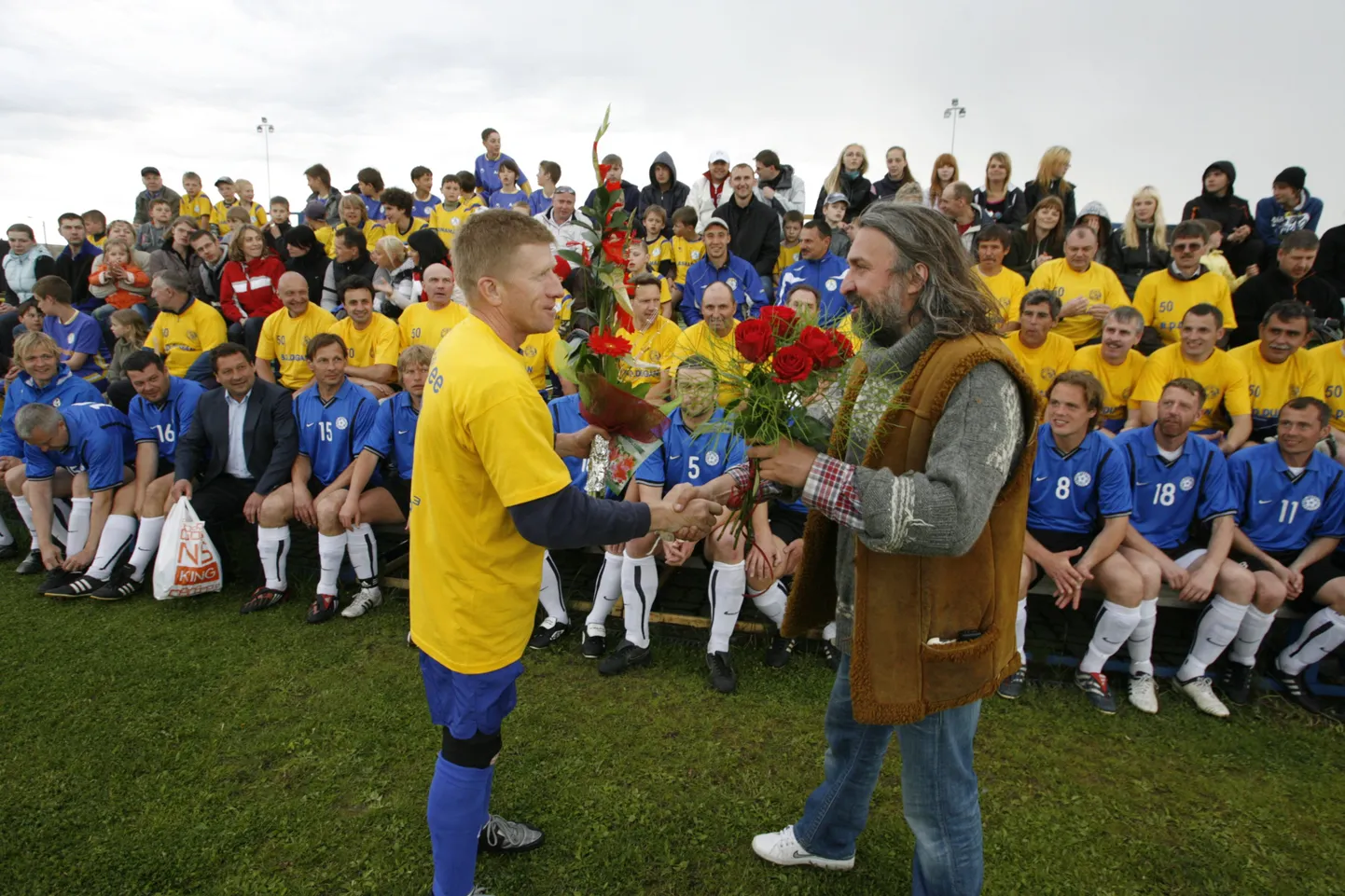 Борис Дугань принимает поздравления от президента Эстонского футбольного союза Айвара Похлака.