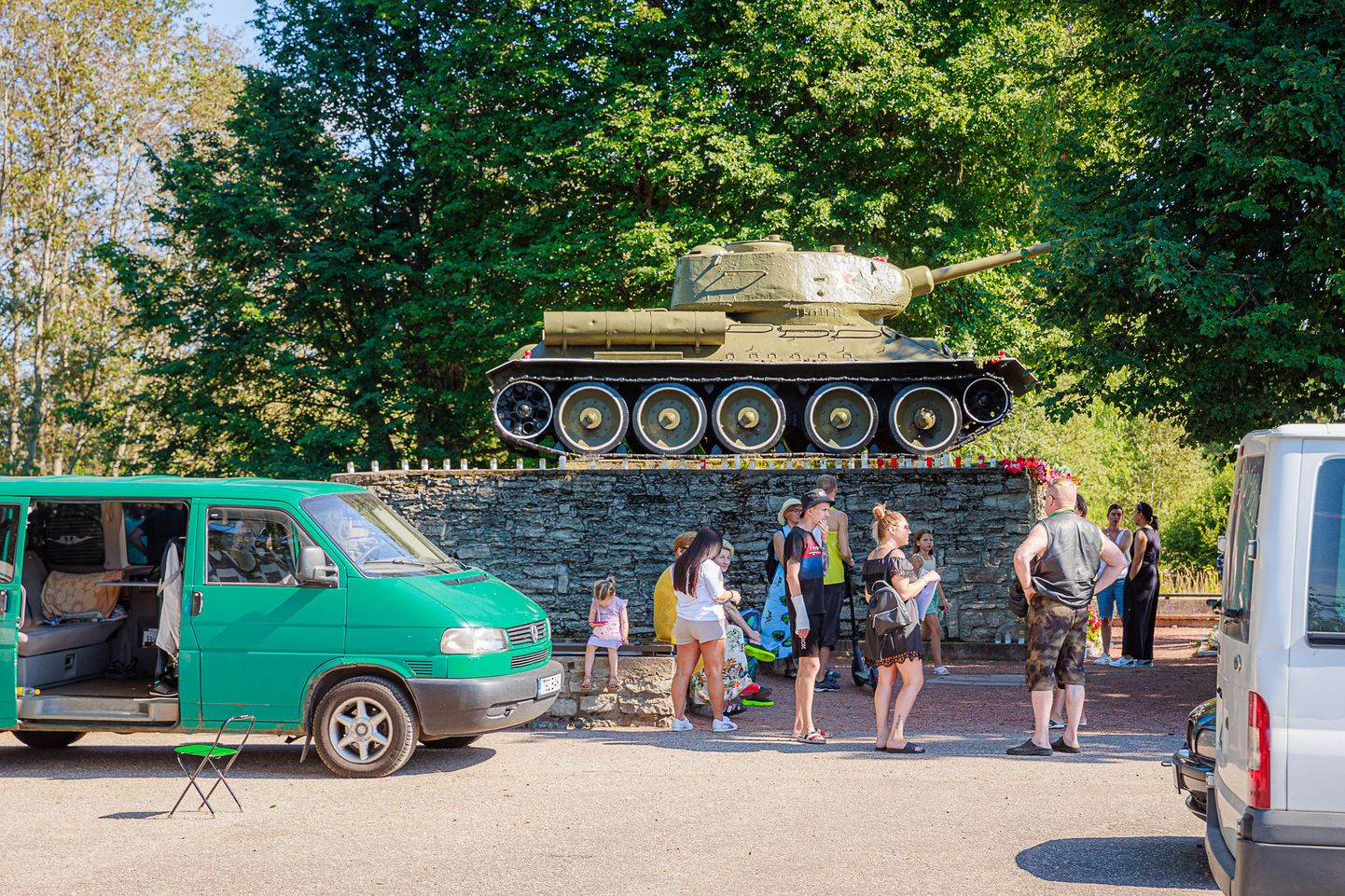Защитники у "красного" танка в пятницу, 5 августа.