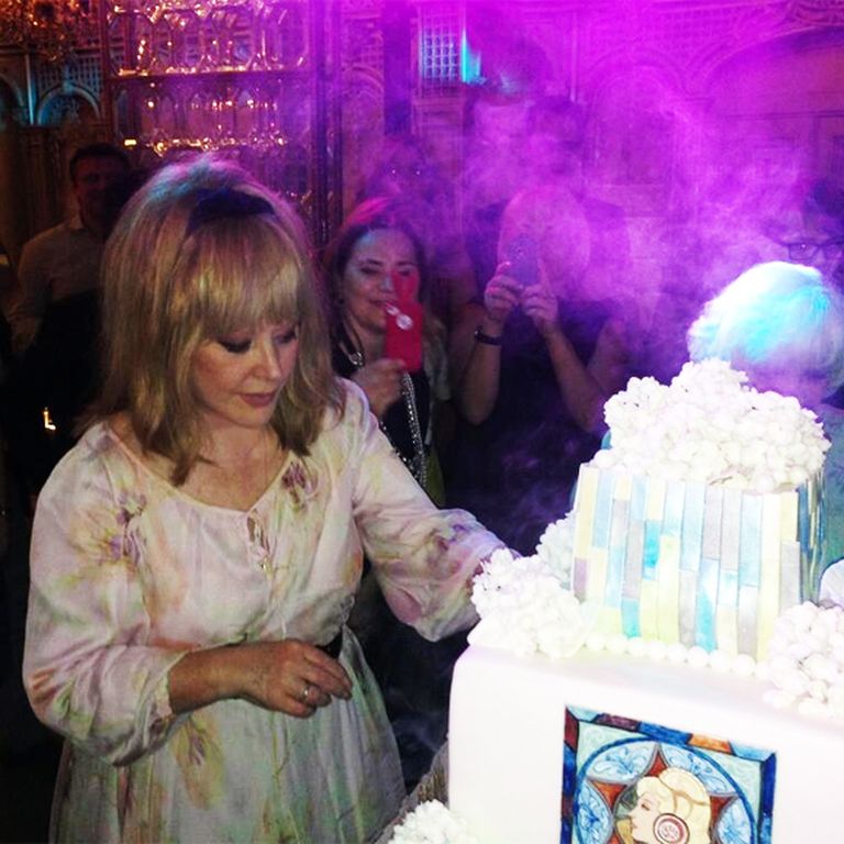 Pie meitas Kristīnas Orbakaites dzimšanas dienas kūkas sadalīšanas ķērusies Krievijas estrādes primadonna Alla Pugačova 
