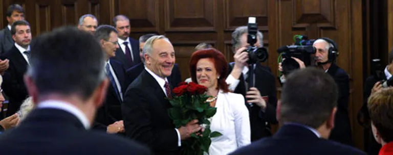 Jaunais prezidents Bērziņš saņem apsveikumus pēc oficiālas stāšanās amatā 