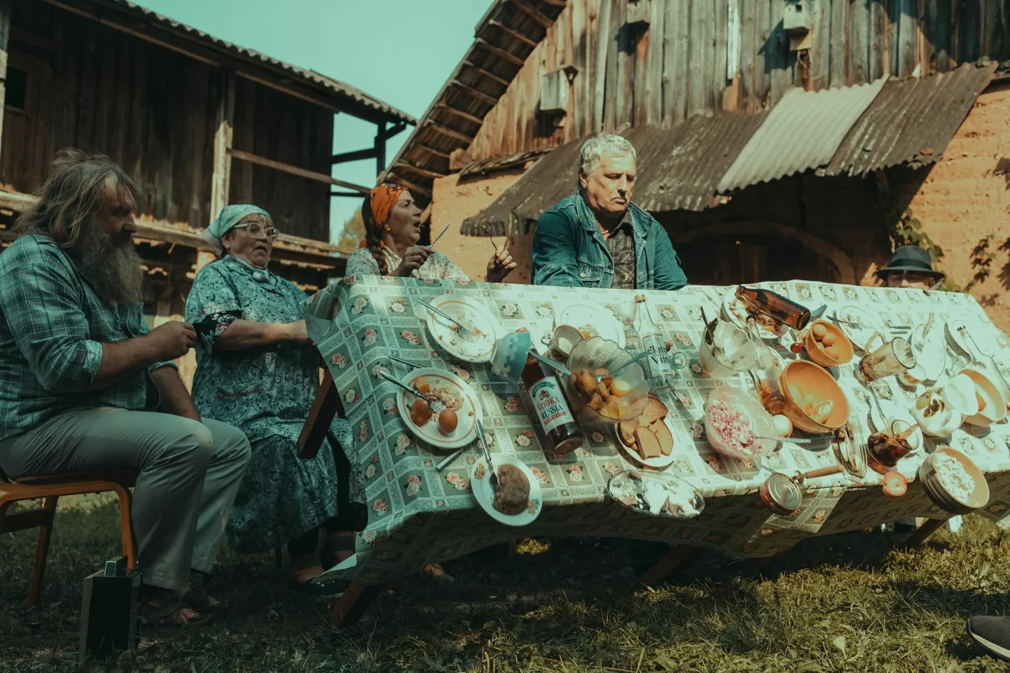 Stseen Jaan Tootseni filmist «Ellujäämise kunstnikud». 