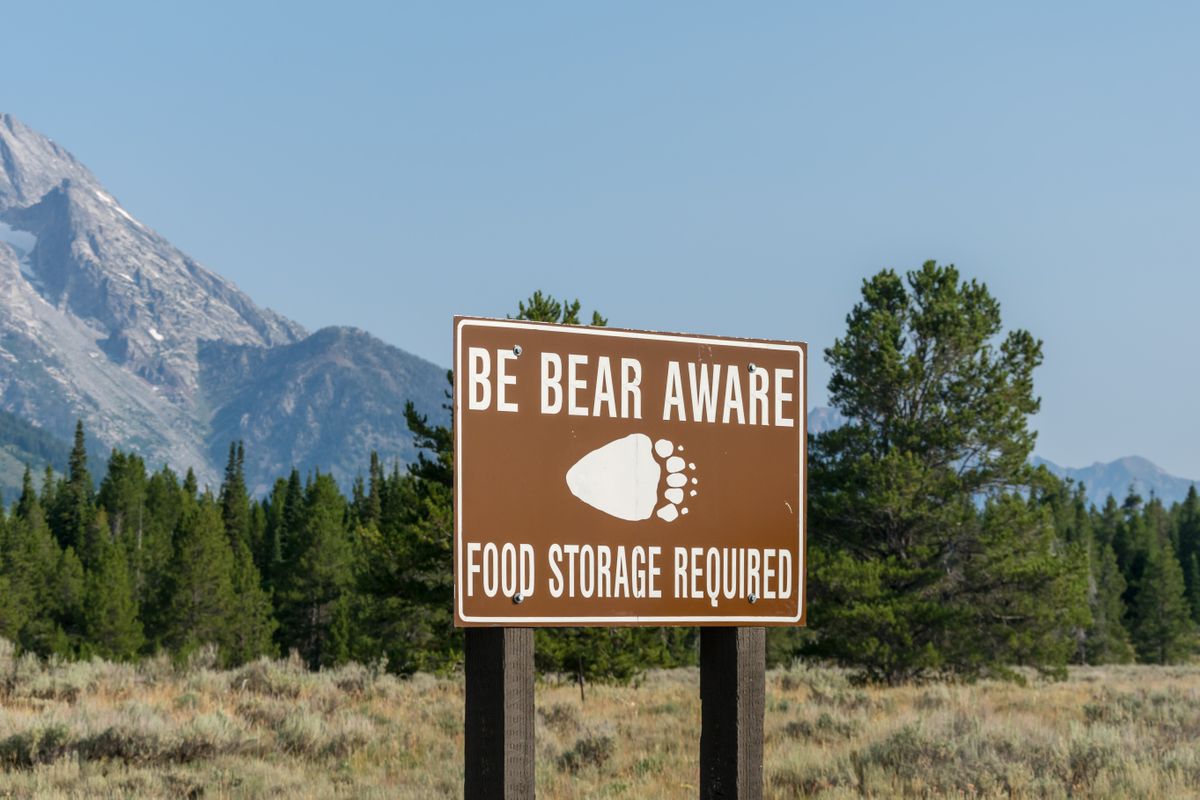Brīdinājuma zīme par lāču esamību. Ilustratīvs attēls.