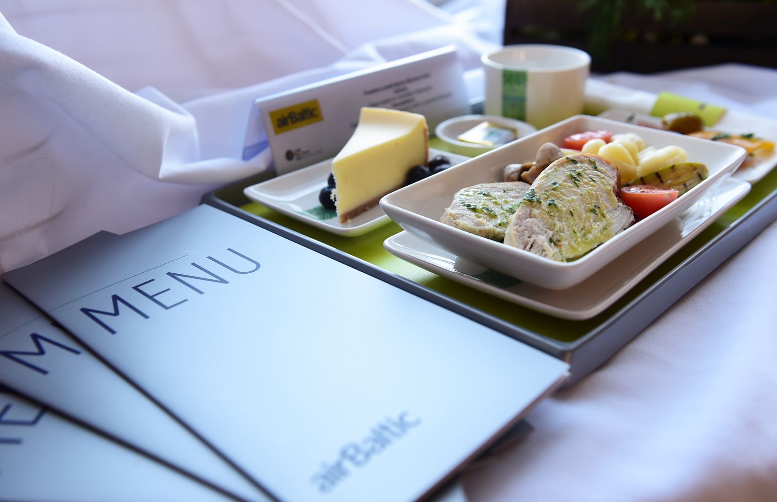Блюда весеннего меню airBaltic в 2016 году. Фото носит иллюстративный характер.