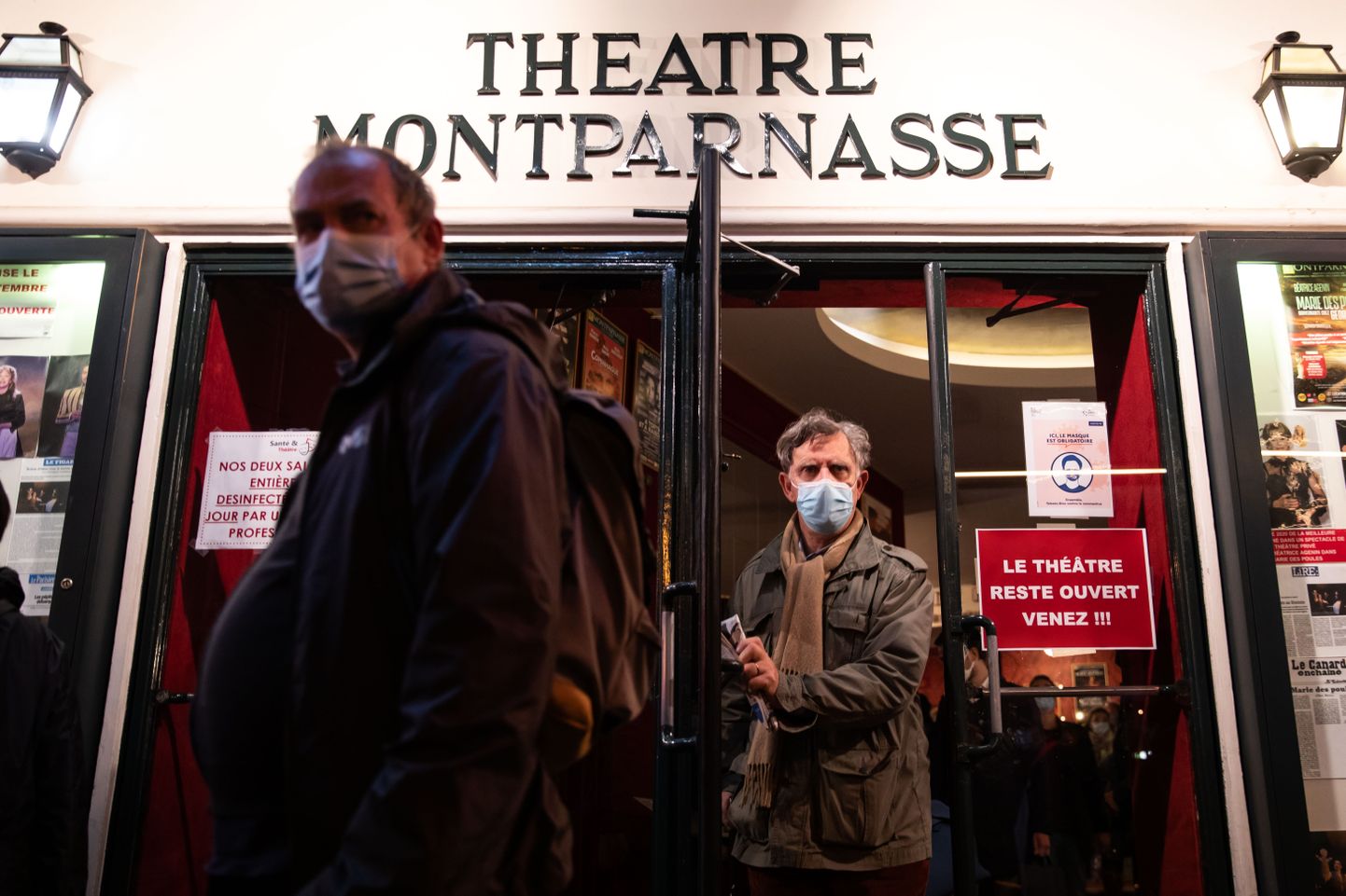 Näomaskis külastajad lahkumas Montparnasse’i teatrist Pariisis.