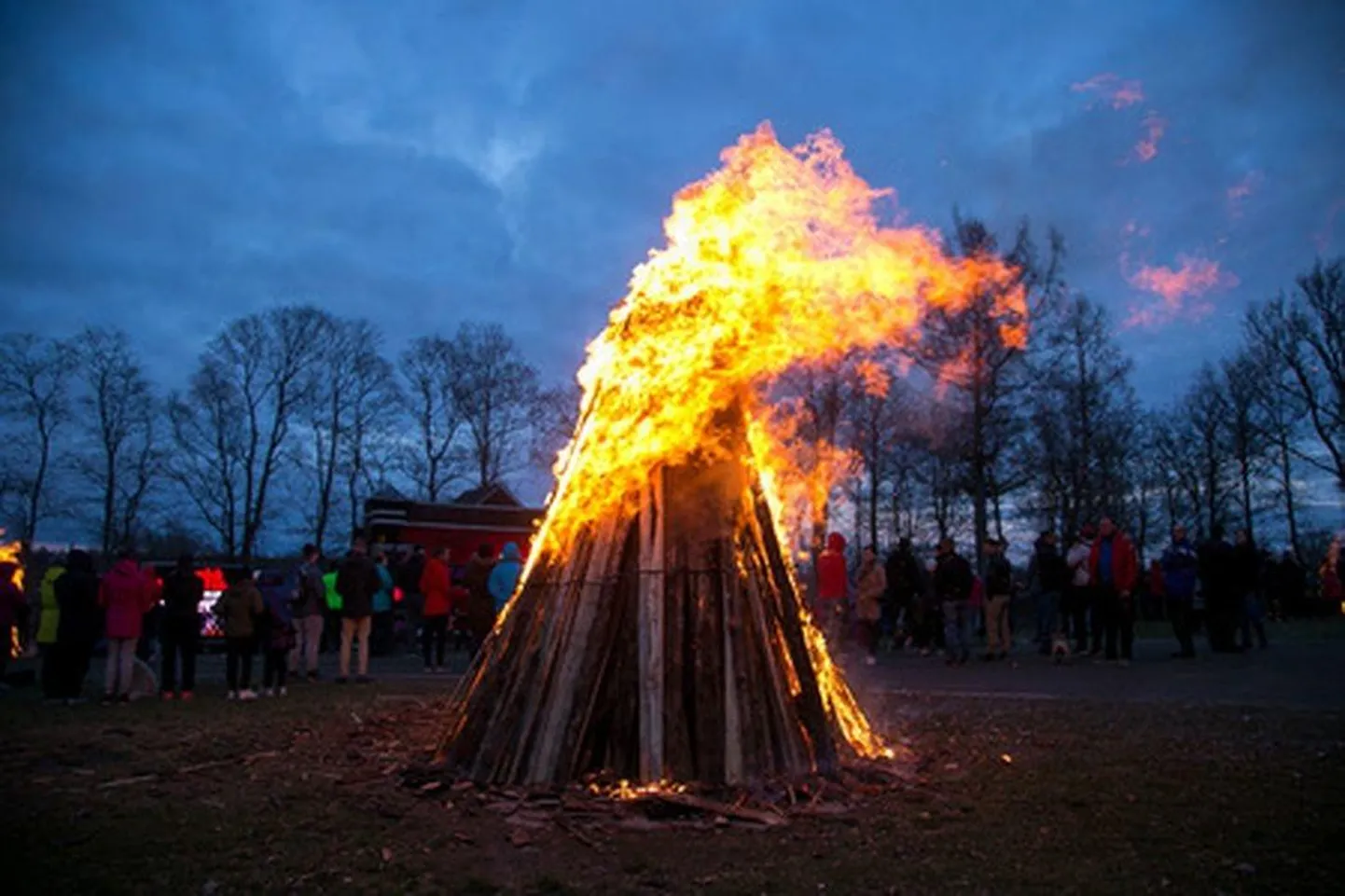 Töötlemata puidust ja paberist on lubatud lõket teha, kui see vastab tuleohutusnõuetele ning on kooskõlas avaliku korra eeskirjaga.