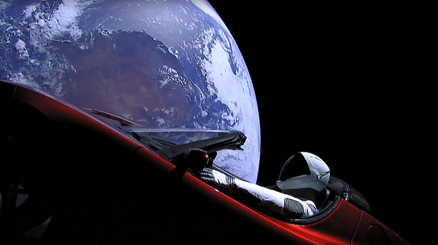 Tesla Roadster kosmosā