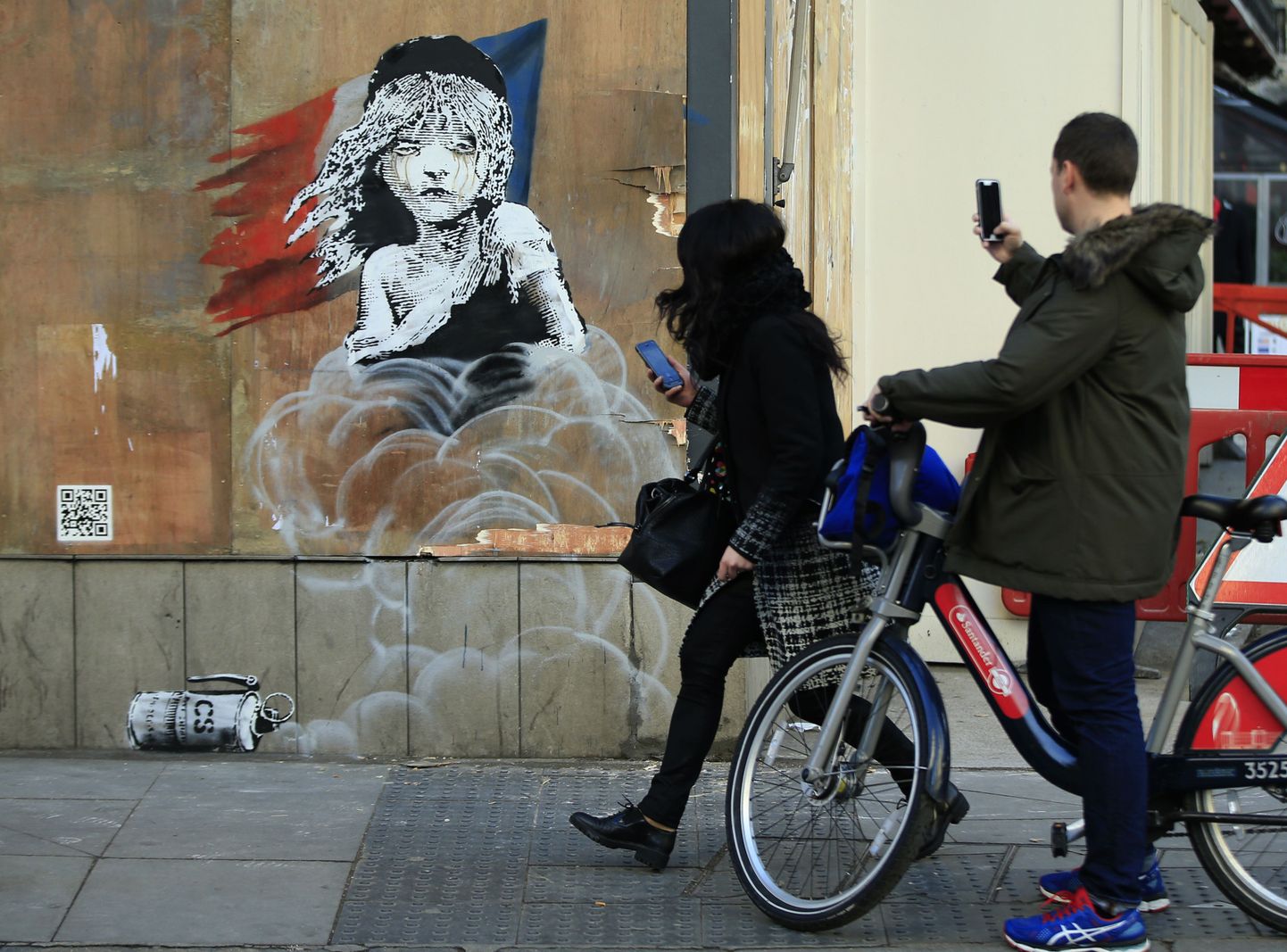 Möödujad pildistavad Banksy uusimat tänavakunstitööd otse Londoni Prantsuse saatkonna vastas.