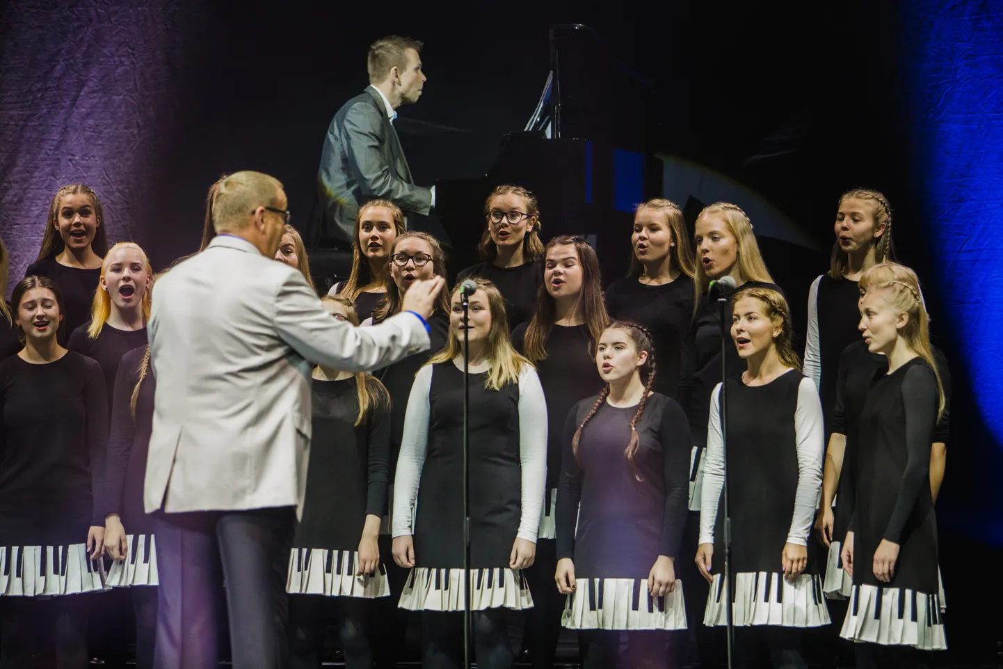 Auhindadega tunnustatud neidudekoori Argentum Vox juhendab ja juhatab Toomas Voll.