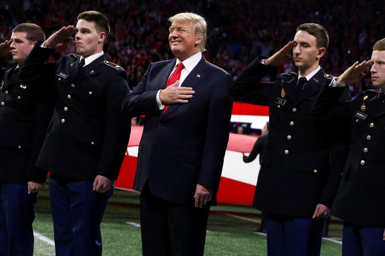 Donald Trump (keskel)
