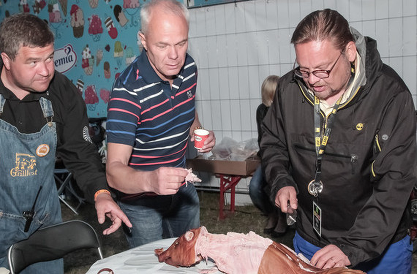 Viimati serveeriti Pärnu rahvale siga suvel toimunud Grillfestil. Vasakult: Auris Rätsep, Toomas Kivimägi ja Juha Köögikubjas Rantanen.