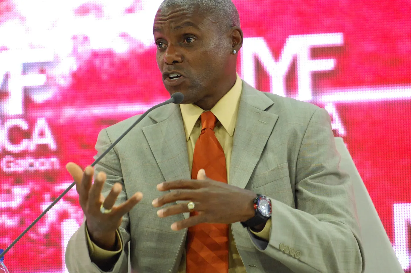 Carl Lewis.