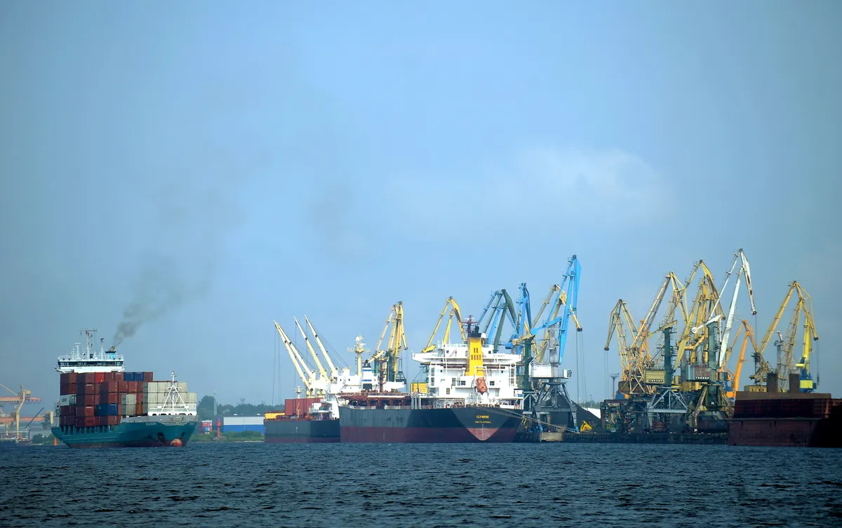 Panorāma ar kuģiem un ceļamkrāniem Rīgas ostā. Ilustratīvs attēls.