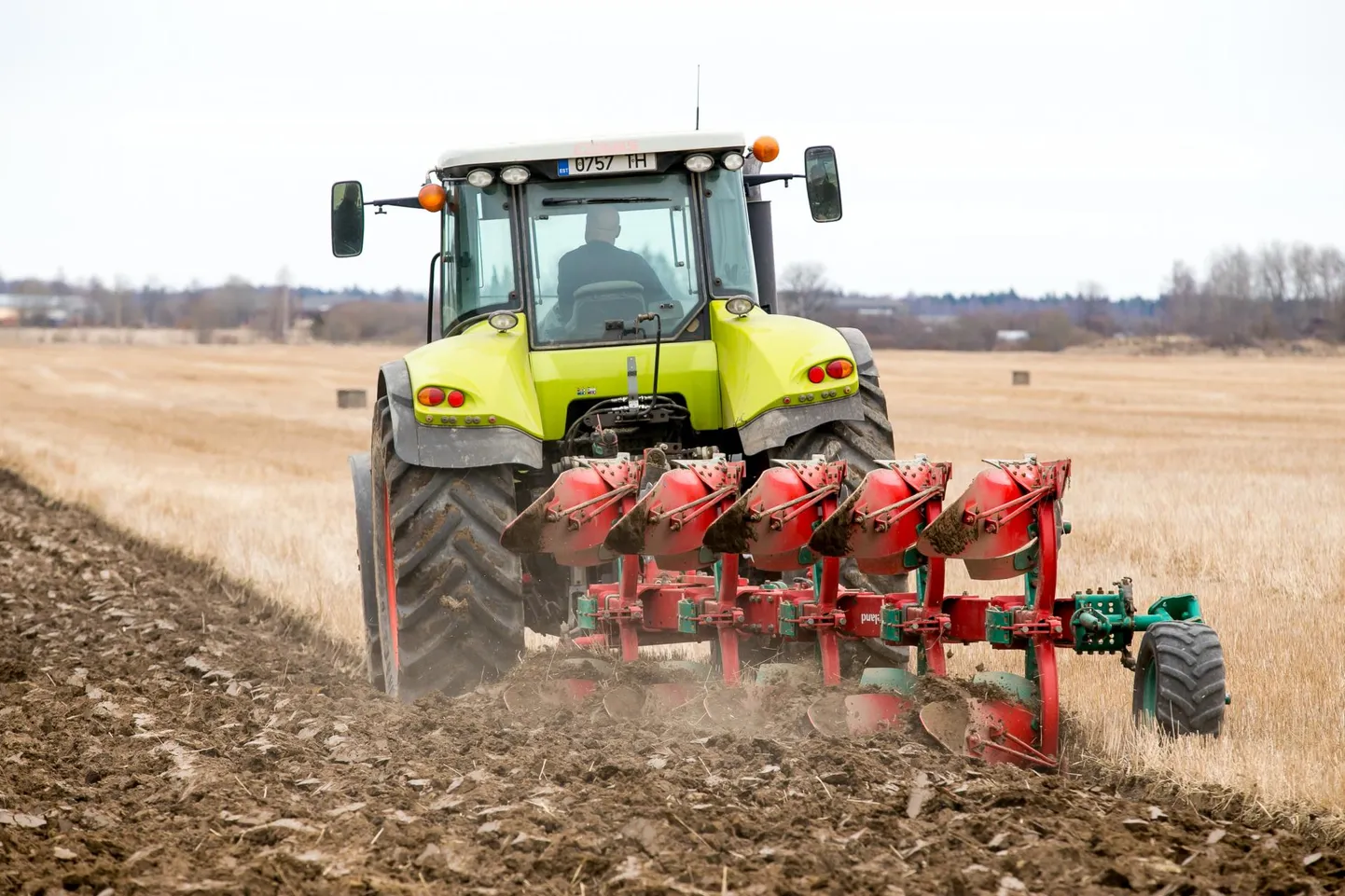 Traktor põldu kündmas.