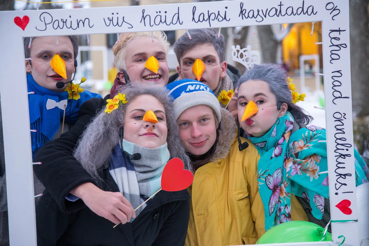 Concordia näitetrupi noored Kevade tervitamise sündmusel Türi kesklinna pargis
