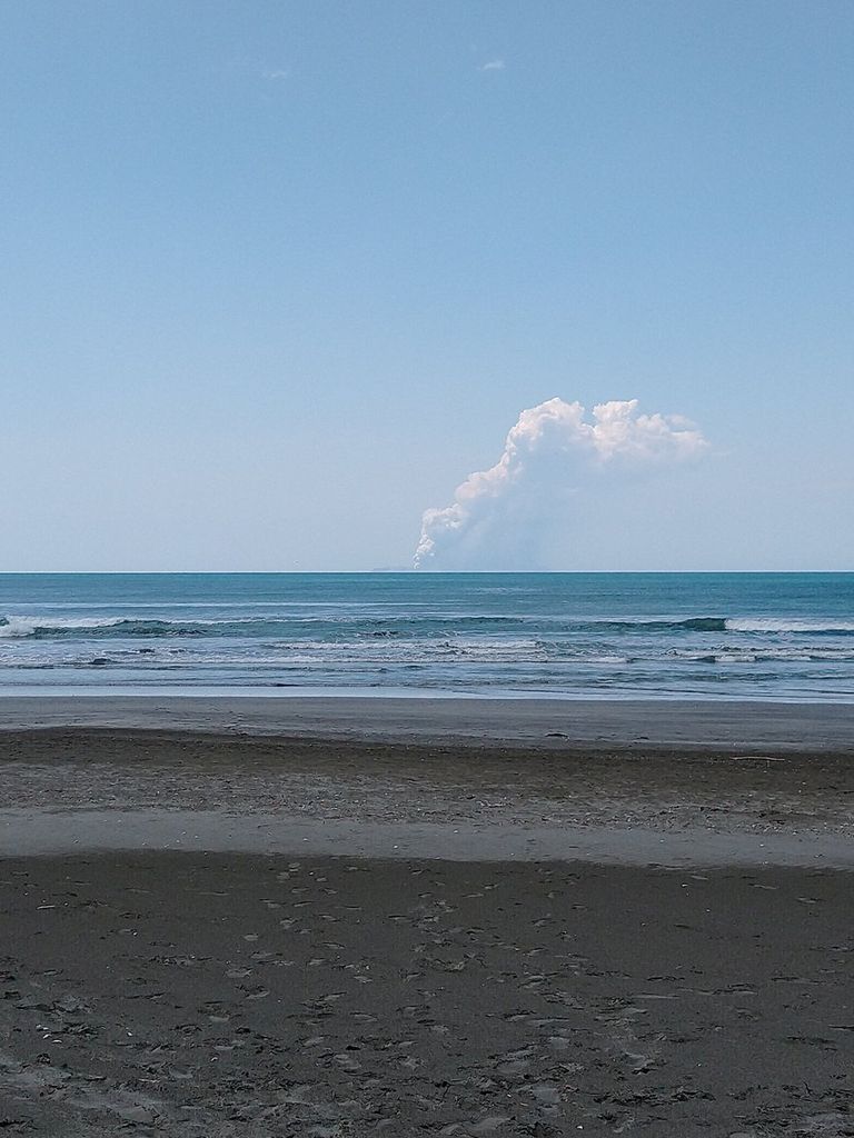Uus-Meremaa Põhjasaare Ohope rannalt tehtud foto, millel on näha Valgesaare vulkaanist tõusmas purskest tekkinud suitsu.