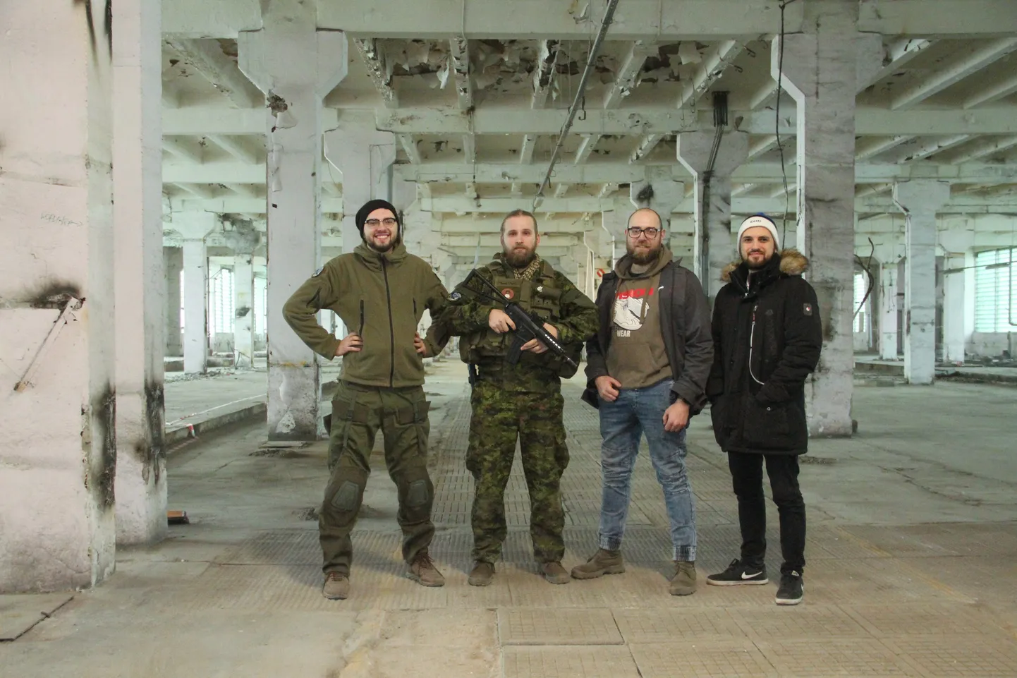 Участники нарвской страйкбольной команды Ida-Pääsuke в бывшем цеху Отделочной фабрики, где они строят макет городской застройки для игровых боев.