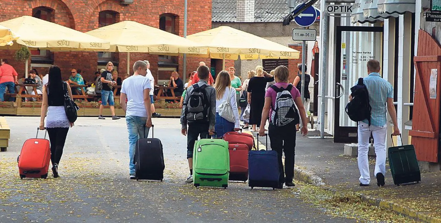 Et Moskvast rongiga Tallinna jõudnud turistidel oleks mugavam Pärnusse puhkama tulla, panevad majutusettevõtted suvepealinna ja Balti jaama vahel sõitma bussi.