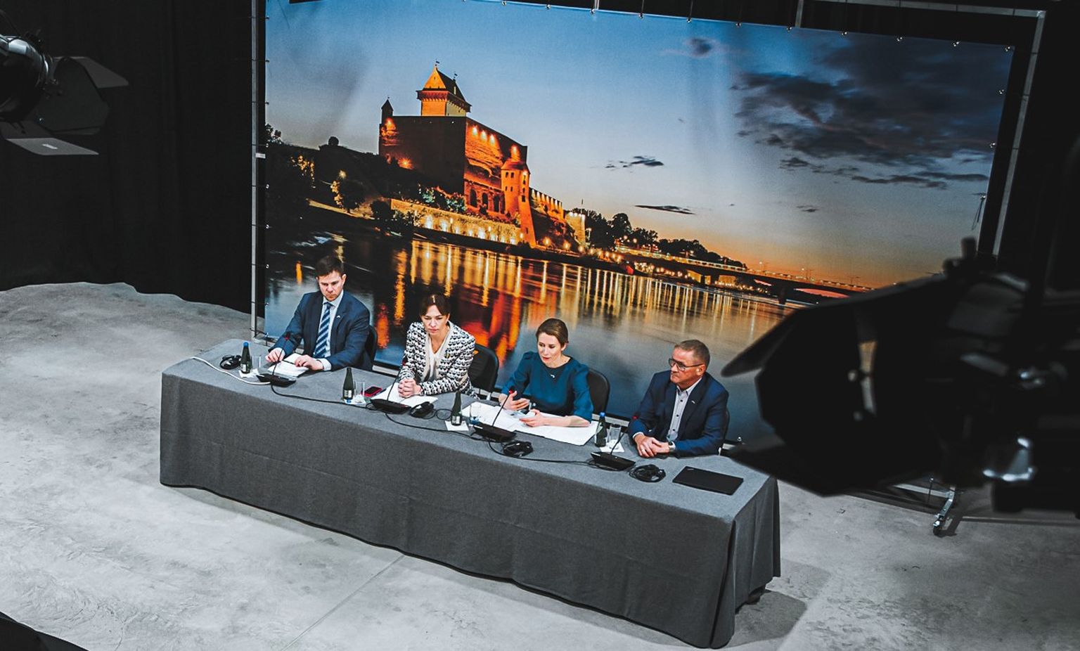 Vabariigi valitsuse pressikonverents Vaba lava Narva teatrikeskuses.