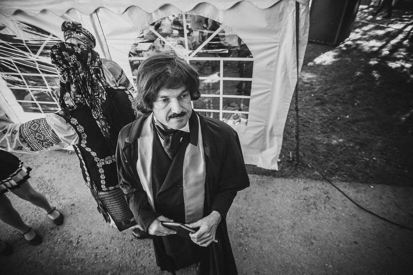 Dokumentaalfilm «Prazdnik». Gogoli kostüümis isik kiidab vaimustunult Maardu linnavõimu. FOTO: Filmikaader