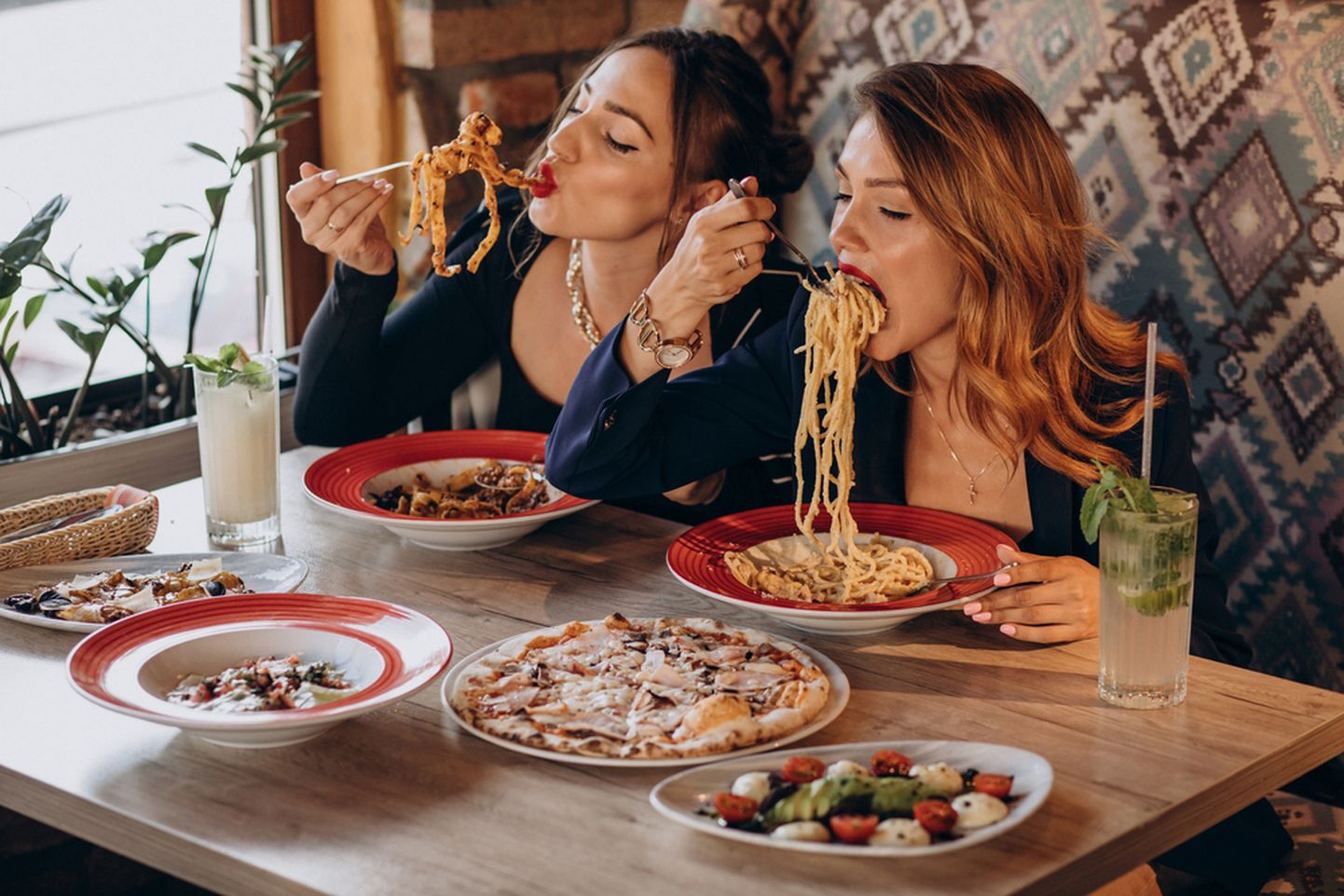 Naised naudivad Itaalia toitu.