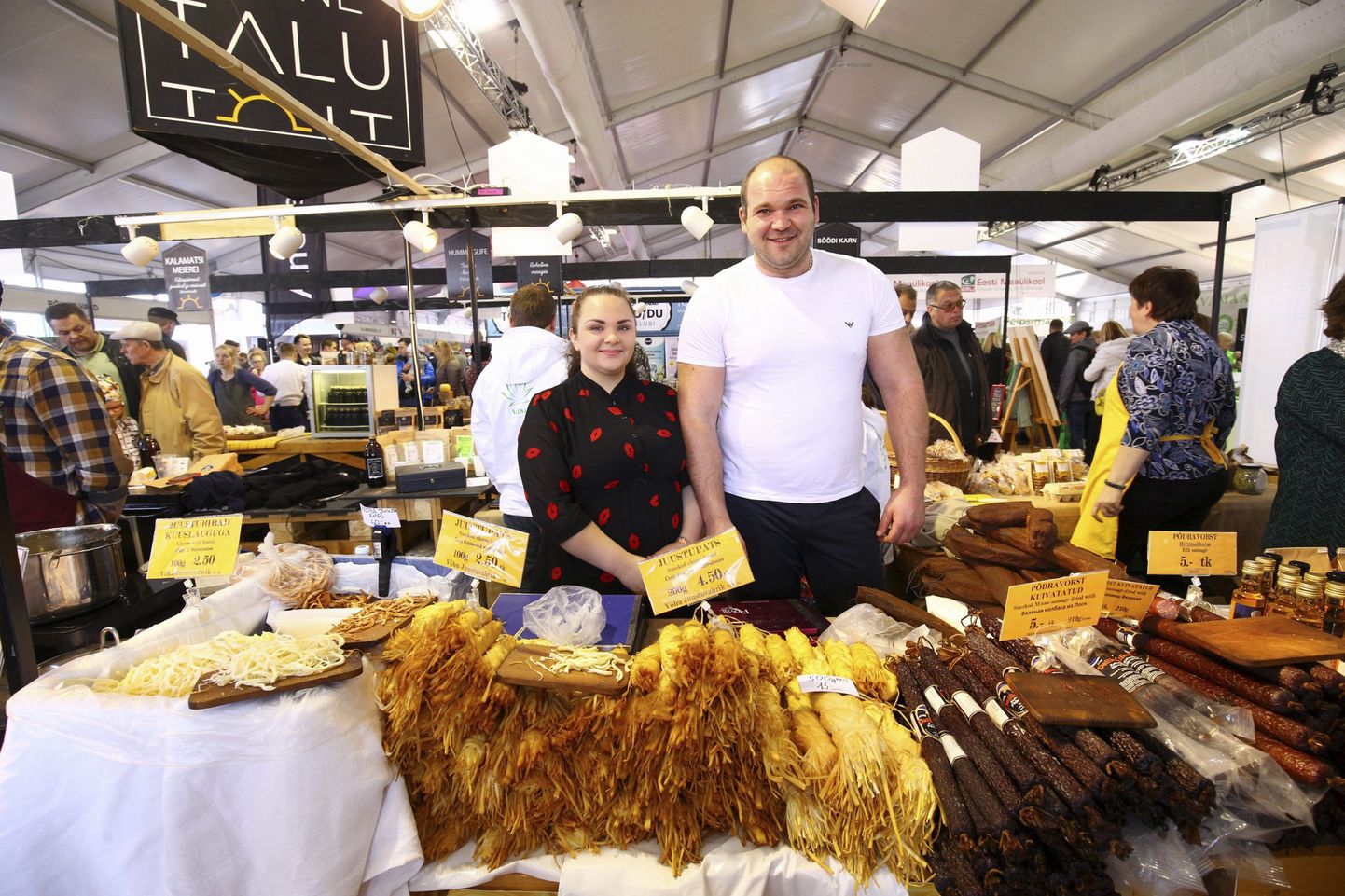 Maamessil osalenud Võhu juustuvabriku väljapaneku juures askeldanud Natali Buntseli ja ettevõtte juhi Jegor Arutjunjani pakutu oli ülipopulaarne.