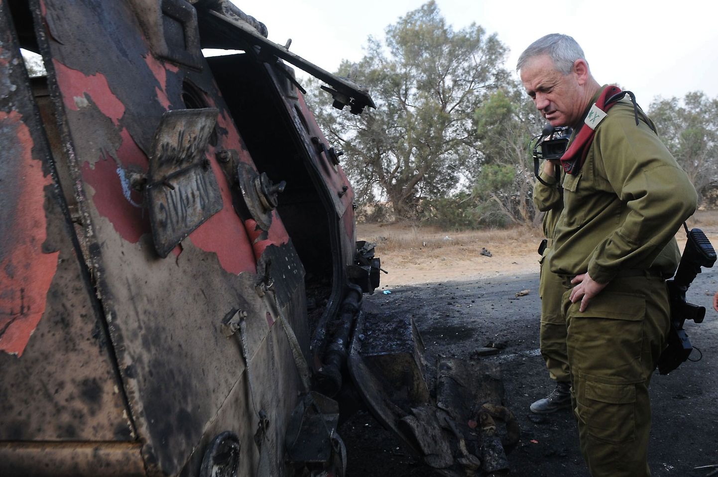 Iisraeli relvajõudude staabiülem kindralleitnant Benny Gantz uuris täna Kerem Shalomi piiripunkti lähedal juudiriigi territooriumile tunginud auto vrakki.