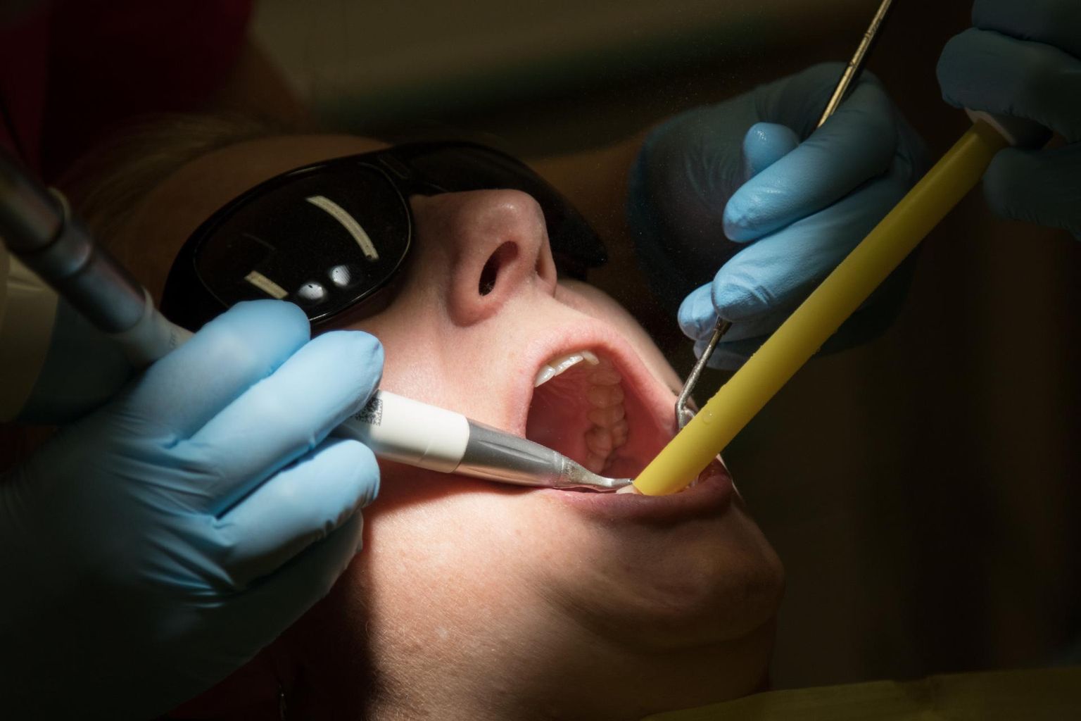 Mustlas tegutsev hambaarst Meeli Tafenau pooldab riikliku hambaravihüvitise süsteemi. 