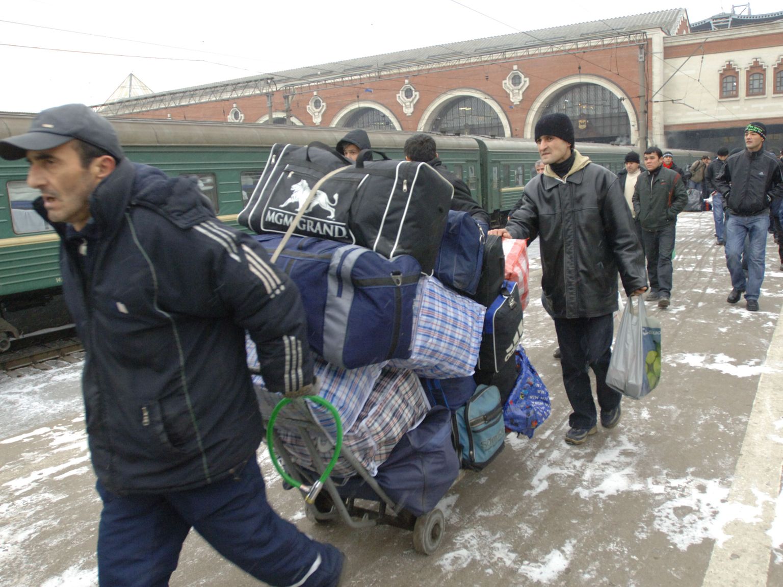 Таджики сейчас уезжают из россии. Трудовые мигранты. Гастарбайтеры едут в Россию. Эмигранты в Москве. Мигранты в России.