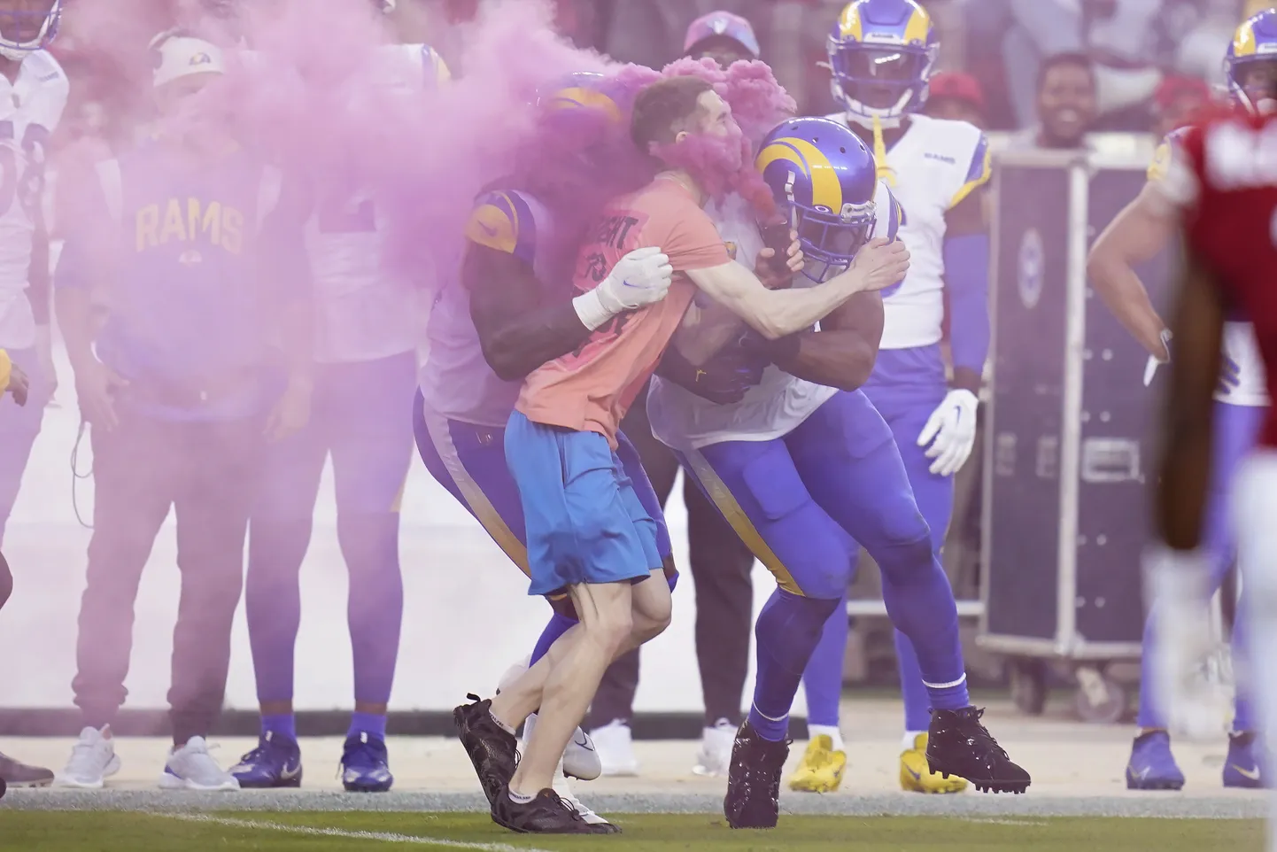 Bobby Wagner ja Takkarist McKinley väljakule jooksnud fänni ründamas.