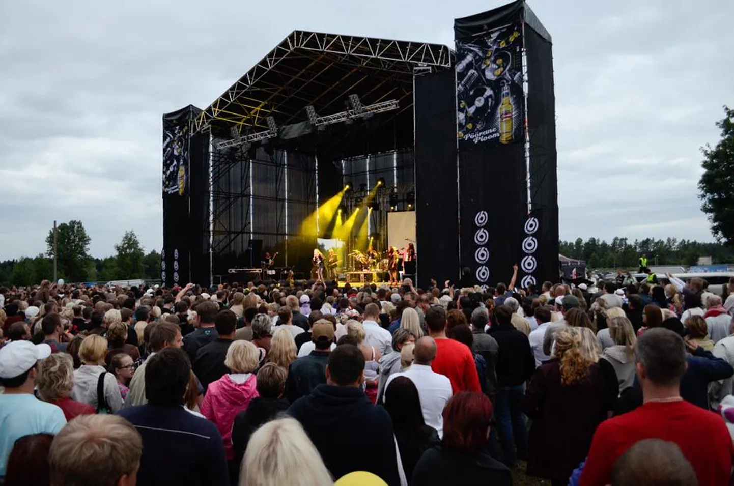 Viljandi retrofestival oli tänavuse üritustesuve suurüllataja, sest suutis 1980. aastate lääne ansambleid vaatama meelitada üle 10 000 inimese.