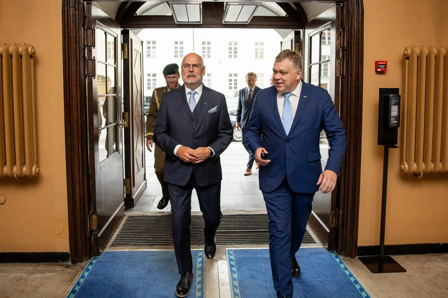 Kõrgeimat riigiteenistujate palka teenivad president Alar Karis (vasakul) ja riigikogu esimees Lauri Hussar.