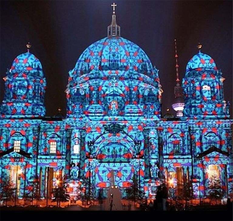 Канделаки: "Берлинский кафедральный собор в праздничных огнях на ежегодном фестивале света. Очень красиво! #berlin #light" 