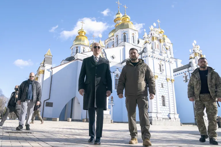Президент Джо Байден гуляет с президентом Украины Владимиром Зеленским в Михайловском Златоверхом соборе во время неожиданного визита, 20 февраля 2023 года, Киев.