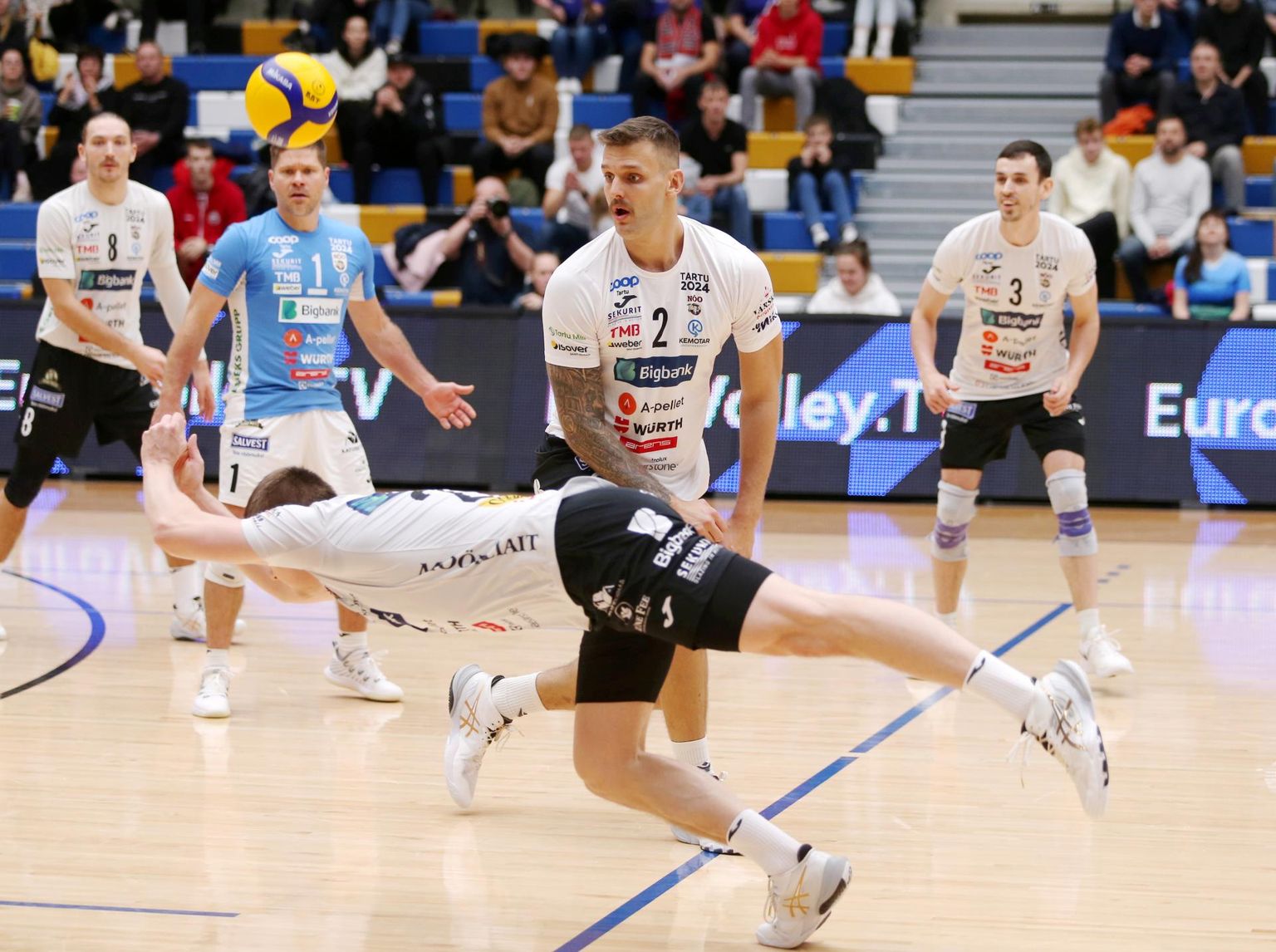 Hetk Tartu Bigbanki ja Slovakkia Prešovi Mirad Unipo mängult: sidemängija Markkus Keel üritab palli päästa, teda jälgib Matej Šmidl.