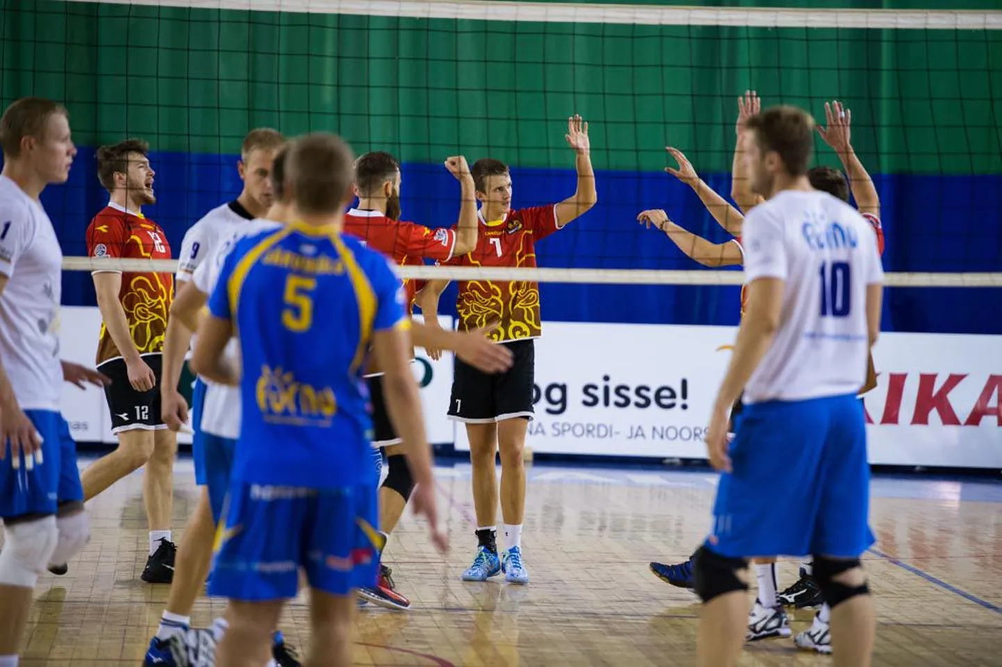 Tallinna Selveri mehed (punastes särkides) võisid eile rõõmustada, Pärnu klubi mängijad olid kaotusmängus nõutud.