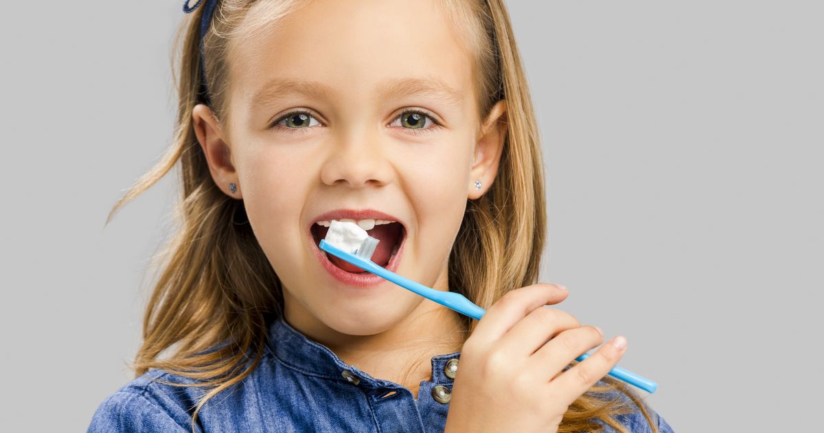 Как будет маленький рот. Маленькая девочка чистит зубы. Чистим зубы!. Зубная паста во рту маленькой девочки. Еда во рту маленькой девочке.