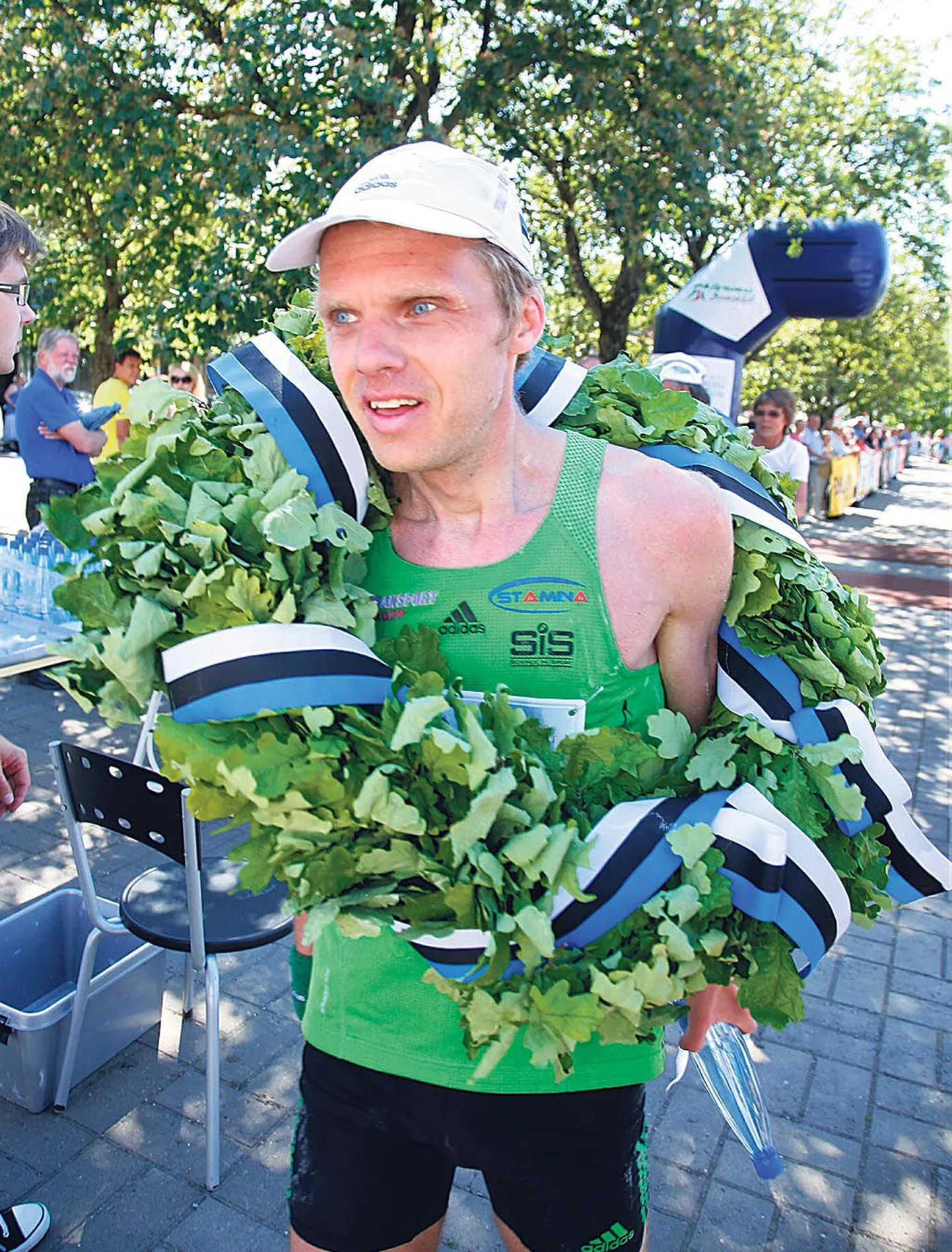 Pärnumaa võidupüha maratoni esimesena võitnud Kristo Reinsalu sai auhinnaks tammepärja ja karika.
