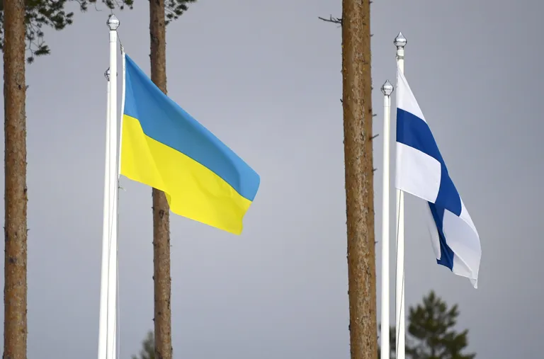 Soome (paremal) ja Ukraina lipp Soomes Kontiolahtis laskesuusatamise karikasarja võistlustel märtsis 2022