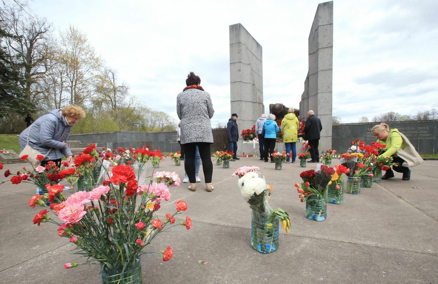 9 мая у монумена в тартуском парке Раади.