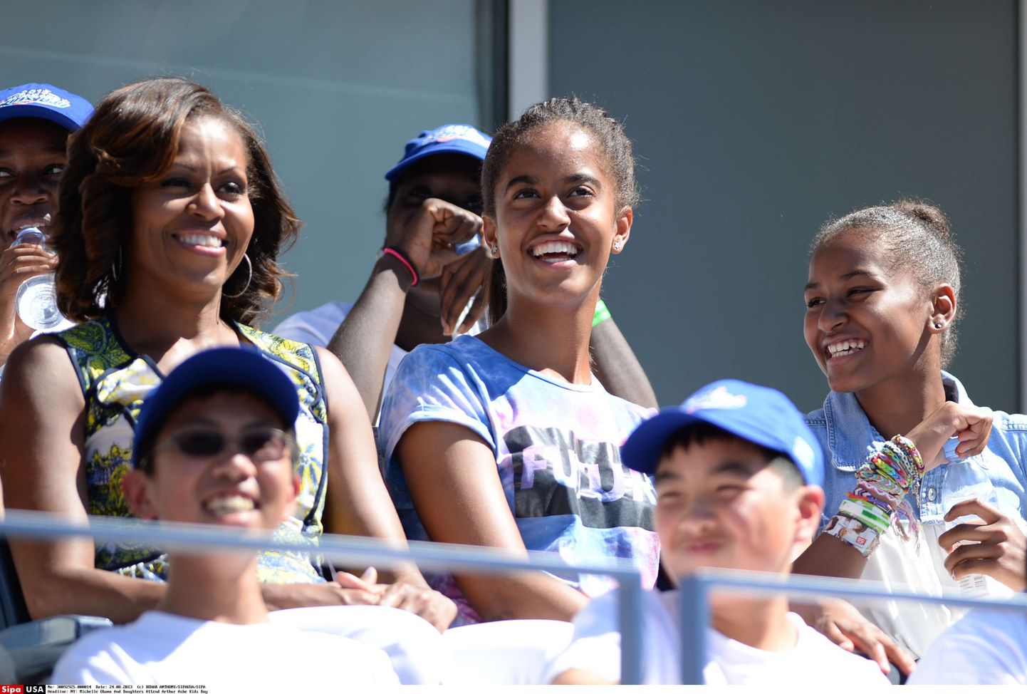 Первая леди США Мишель Обама с дочками Малией и Сашей в Нью-Йорке