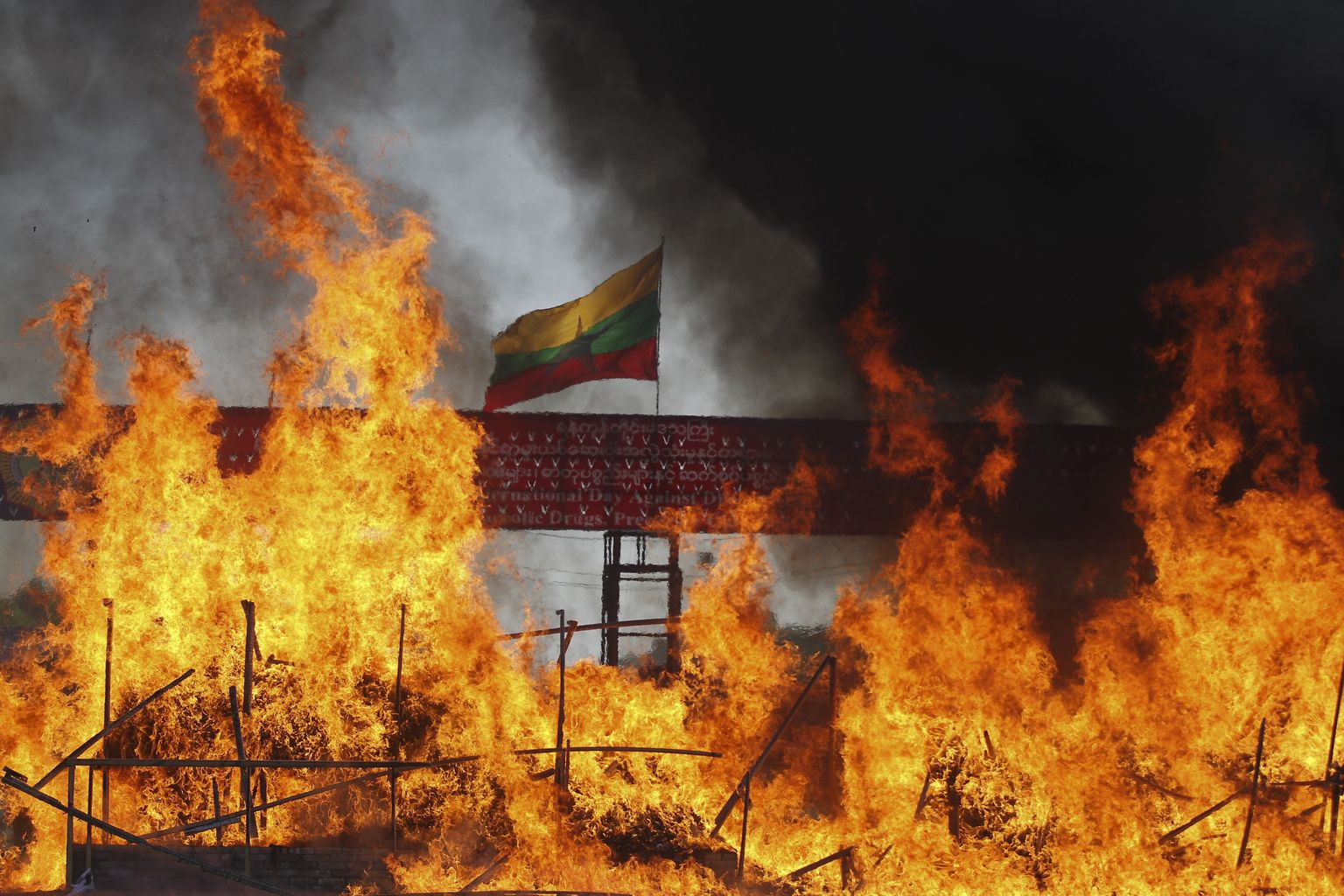 Uimastite põletamine Myanmaris.