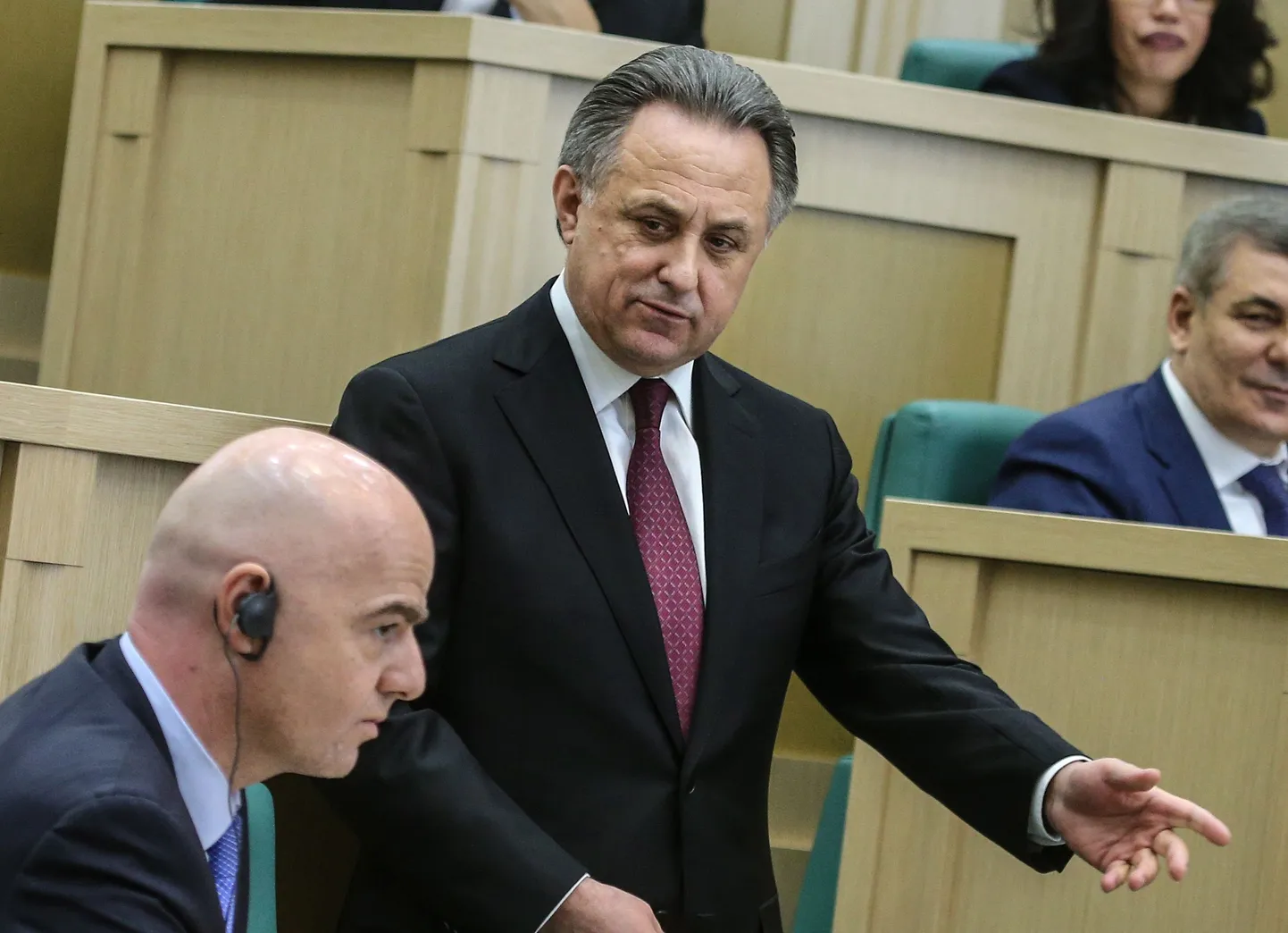 Виталий Мутко (стоит) и Джанни Инфантино в Совете Федерации РФ.