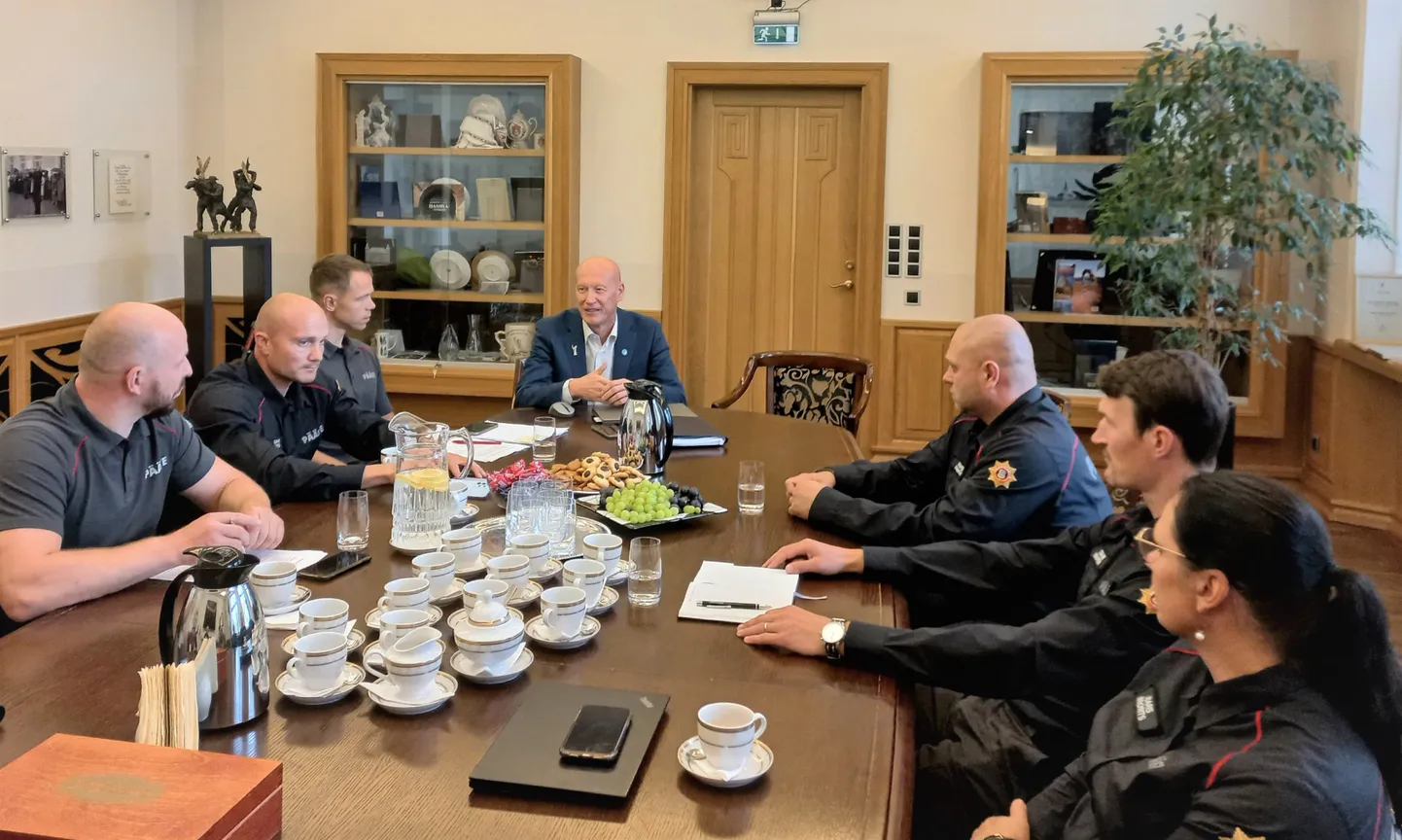 Paide linnapea Kaido Ivask kohtus päästetöötajatega, et parandada linna valmisolekut erinevateks kriisiolukordadeks.